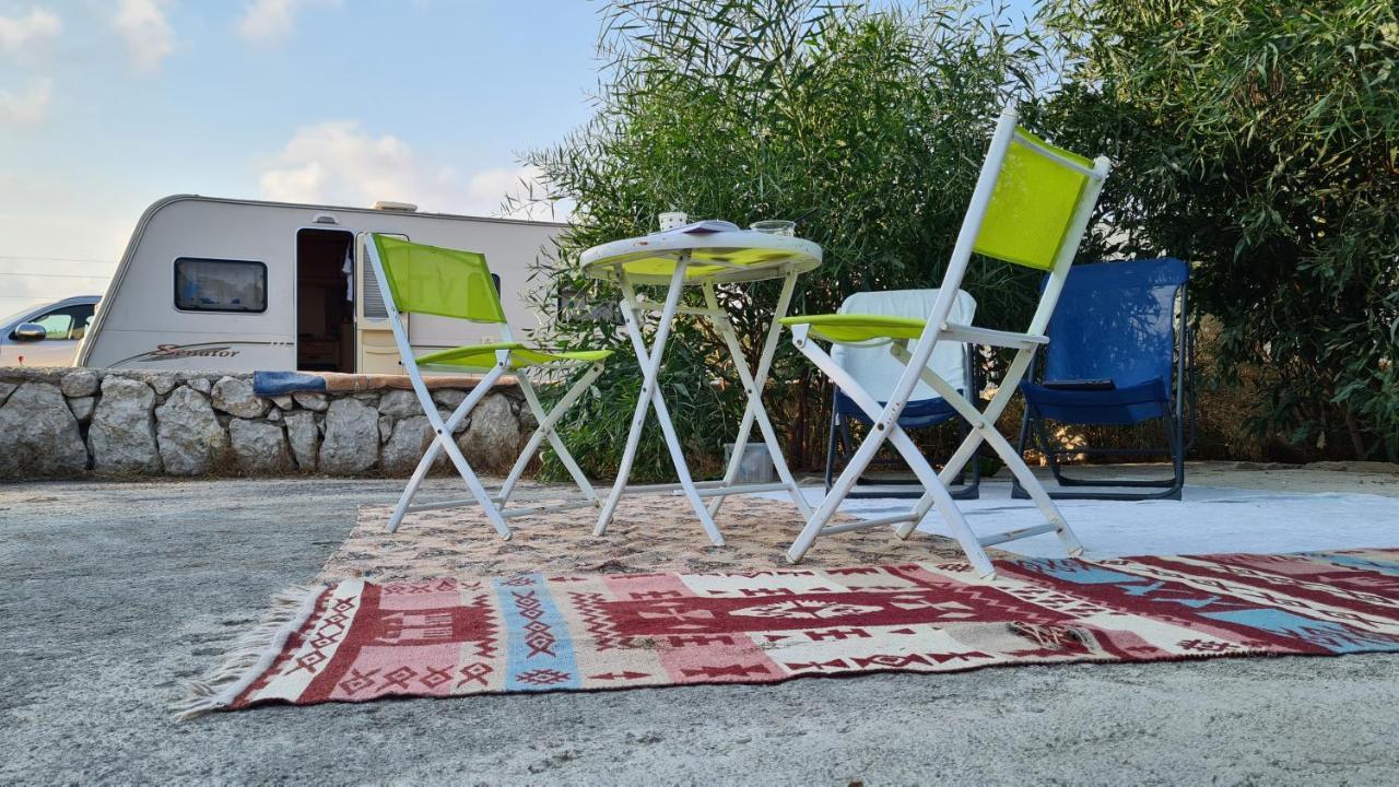 Caravan Lara1 *
